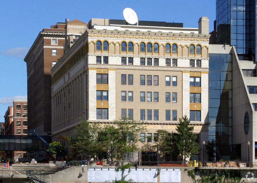 220 Lyon St NW, Grand Rapids, MI à louer - Photo du bâtiment - Image 2 de 21