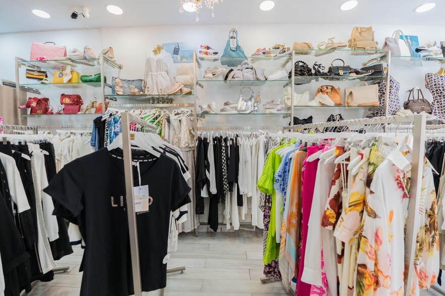 Retail in Fuengirola, Málaga for lease - Interior Photo - Image 2 of 9