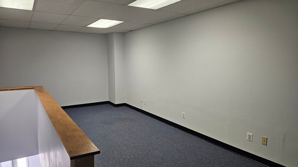 1044 Industrial Dr, West Berlin, NJ for lease - Building Photo - Image 2 of 14