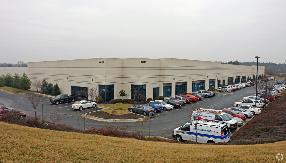 22712 Commerce Center Ct, Sterling, VA for lease - Primary Photo - Image 1 of 6
