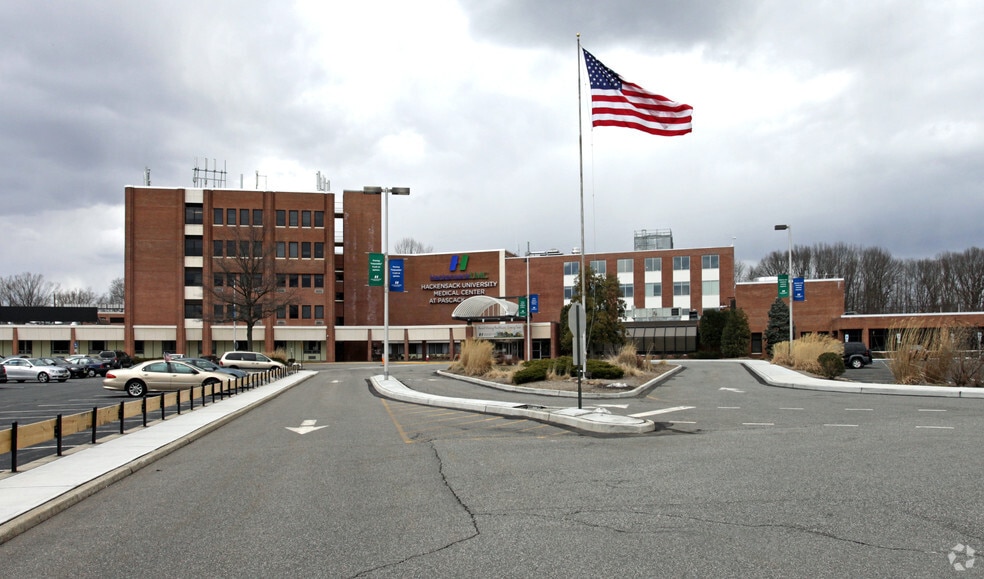 250-270 Old Hook Rd, Westwood, NJ for lease - Primary Photo - Image 1 of 5