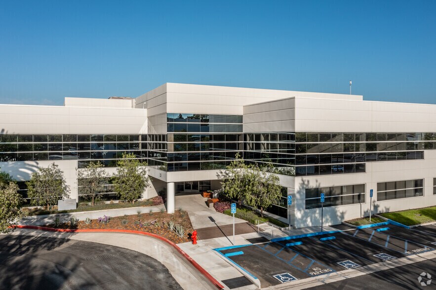 3601 S Harbor Blvd, Santa Ana, CA à louer - Photo du bâtiment - Image 2 de 4