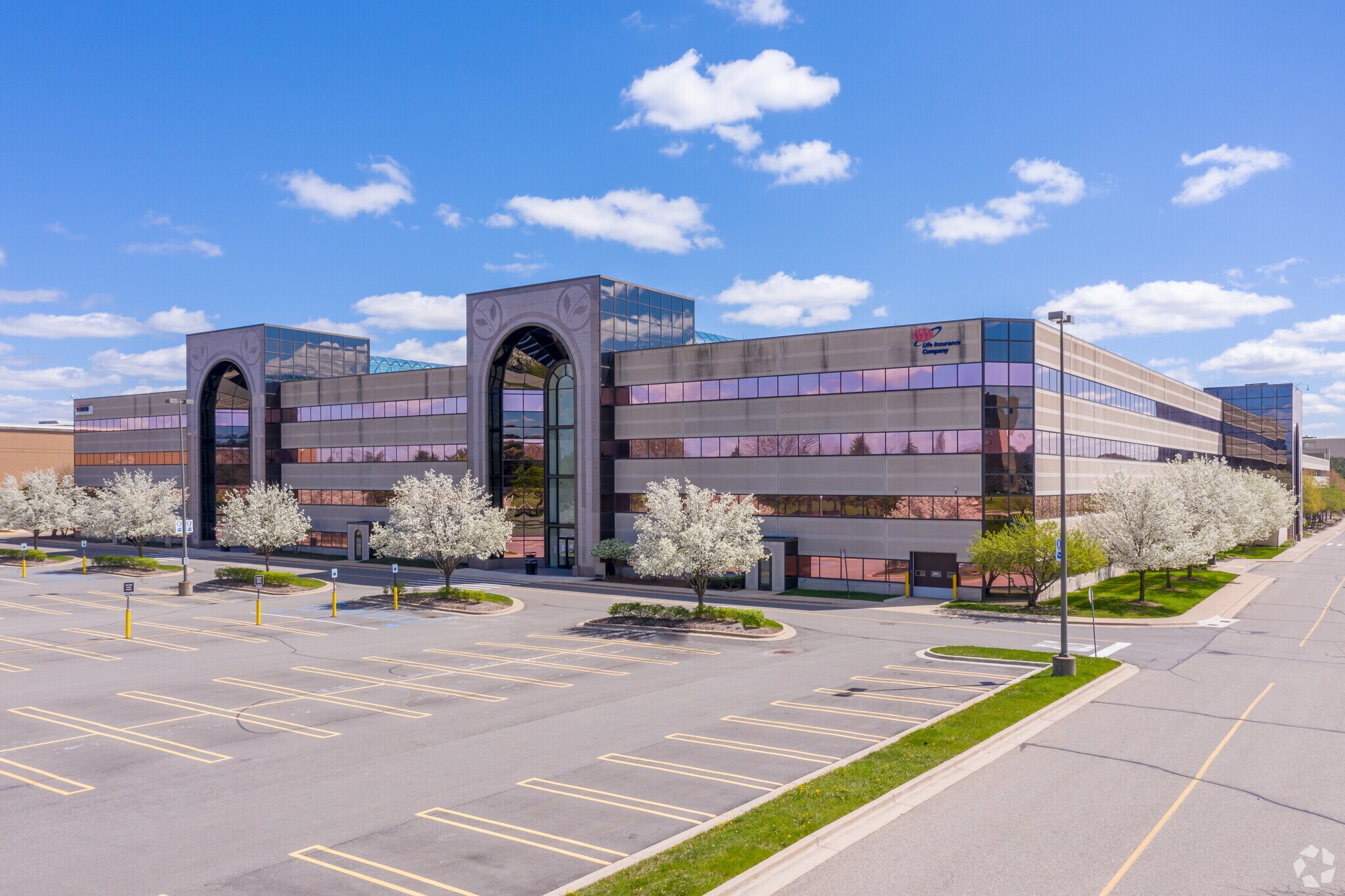 17290-17800 N Laurel Park Dr, Livonia, MI à louer Photo du bâtiment- Image 1 de 10