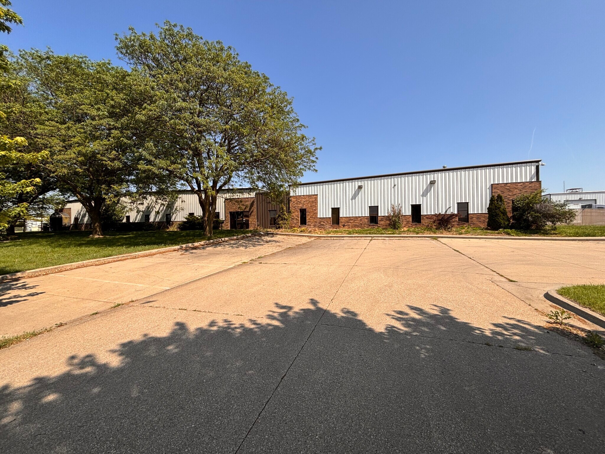 1800 Hull Ave, Des Moines, IA for lease Building Photo- Image 1 of 5