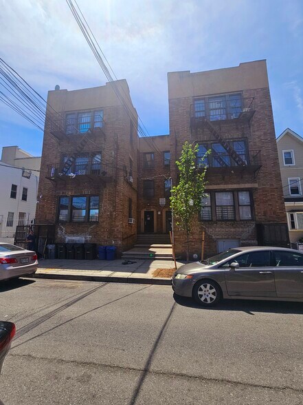 864 E 221st St, Bronx, NY à vendre - Photo du bâtiment - Image 1 de 6