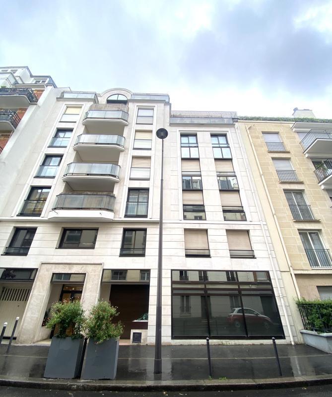 Retail in Paris for sale Building Photo- Image 1 of 5