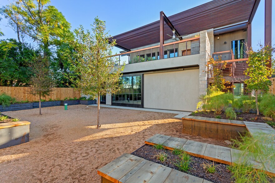 201-207 E Saint Elmo Rd, Austin, TX à louer - Photo du bâtiment - Image 2 de 9