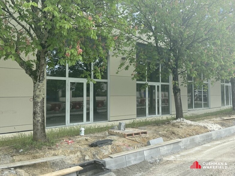 Retail in Carbon-Blanc for sale - Building Photo - Image 2 of 4