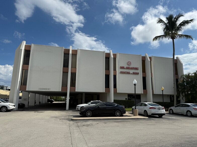 2300 Palm Beach Lakes Blvd, West Palm Beach, FL à louer - Photo du bâtiment - Image 3 de 5