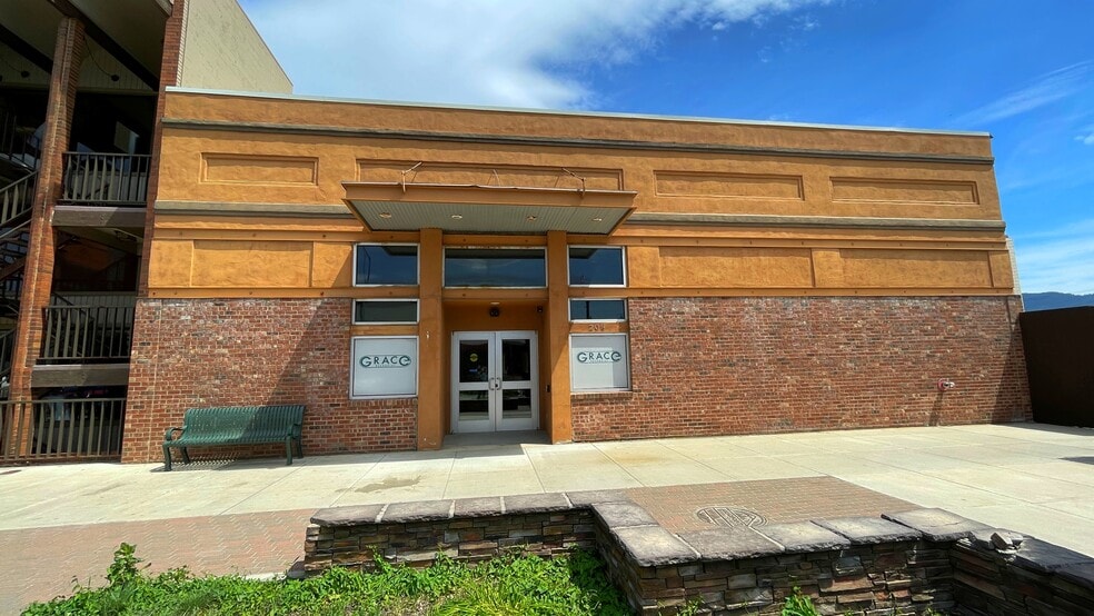 208 N 1st Ave, Sandpoint, ID for sale - Building Photo - Image 1 of 7