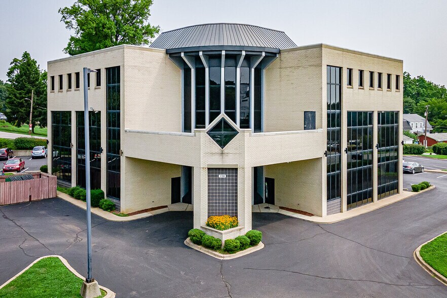 1700 Old Bluegrass Ave, Louisville, KY à louer - Photo du bâtiment - Image 2 de 5