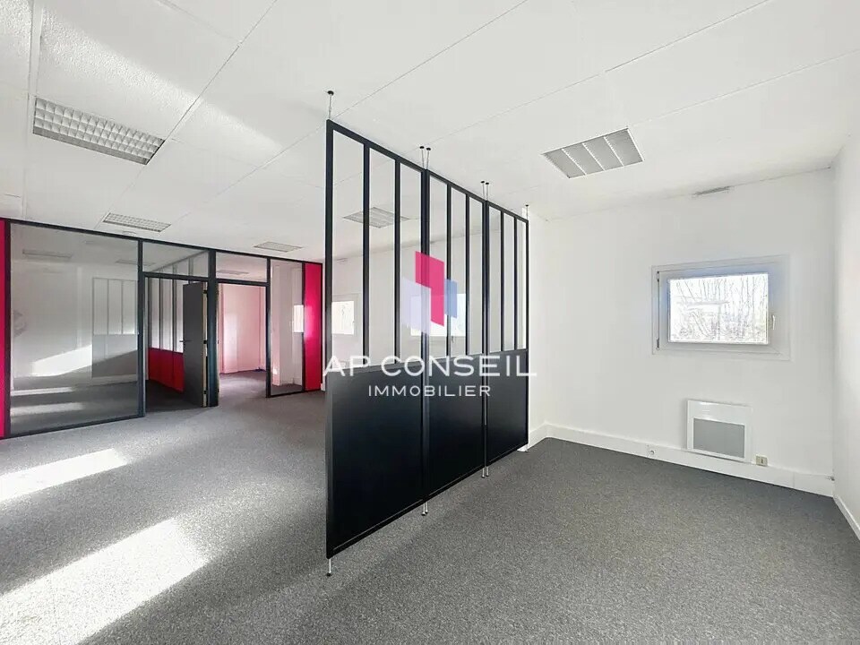 Office in Saint-Germain-en-Laye for lease Building Photo- Image 1 of 4