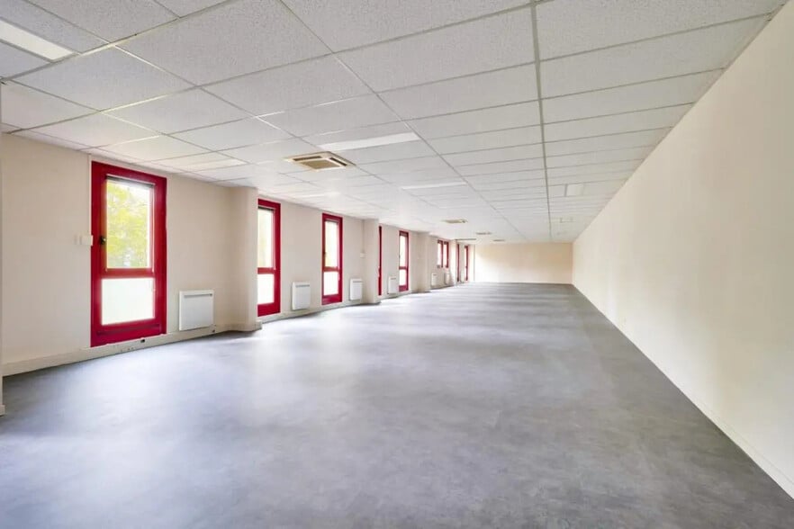 Flex in Éragny for lease - Interior Photo - Image 3 of 4