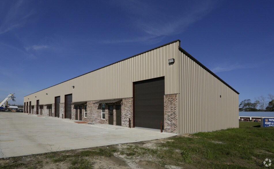 310 W Eastbank Dr, Gonzales, LA à louer - Photo du bâtiment - Image 3 de 3