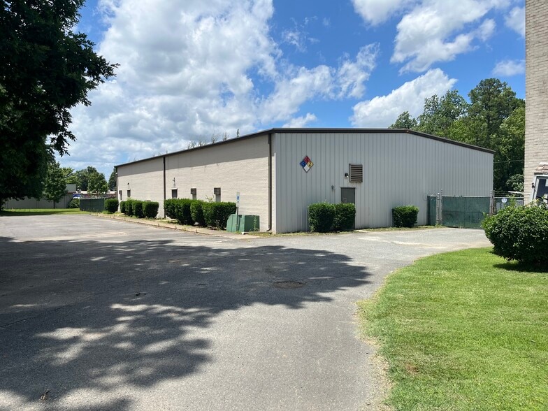 3.35 AC IOS Site, Warehouse and Office portfolio of 2 properties for sale on LoopNet.ca - Building Photo - Image 2 of 16