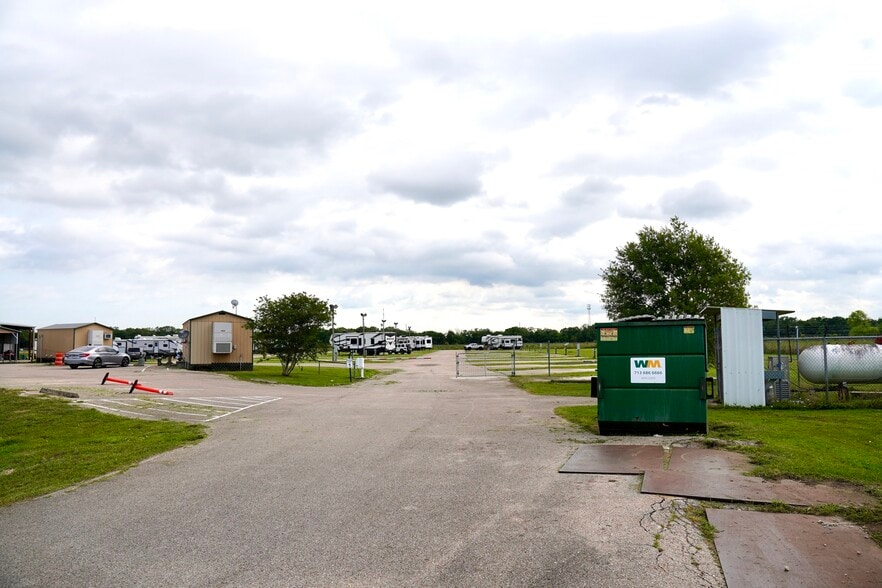 24313 County Rd 46, Angleton, TX à vendre - Photo du bâtiment - Image 3 de 32