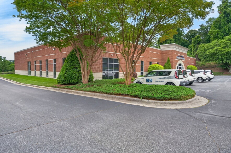 707 Sunshine Way, Greensboro, NC à vendre - Photo du bâtiment - Image 3 de 12