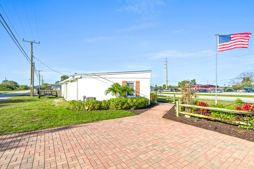 2997 N Us Highway 1, Fort Pierce, FL for lease - Primary Photo - Image 1 of 14