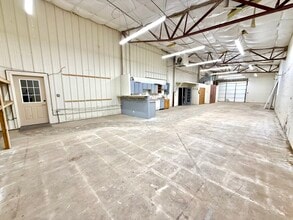 2804 Tractor Ln, Bloomington, IL à louer Photo intérieure- Image 2 de 5