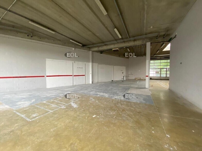 Flex in Villejust for lease - Interior Photo - Image 3 of 9