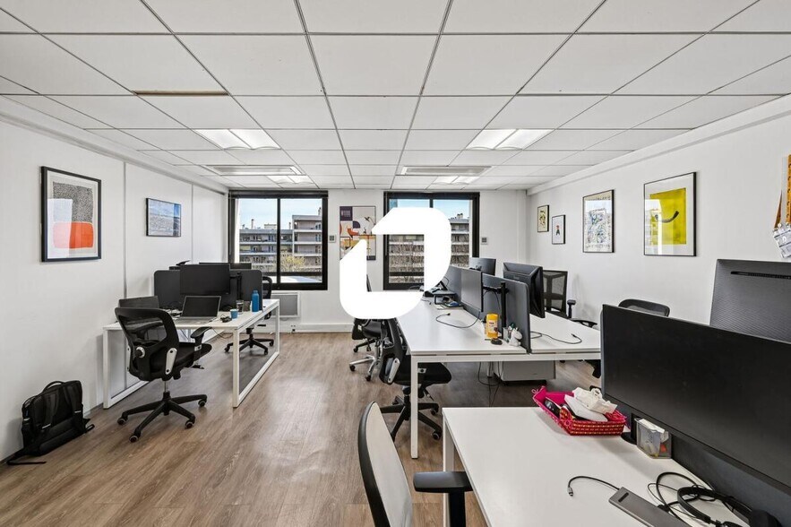 24 Rue Firmin Gillot, Paris for lease - Interior Photo - Image 1 of 14