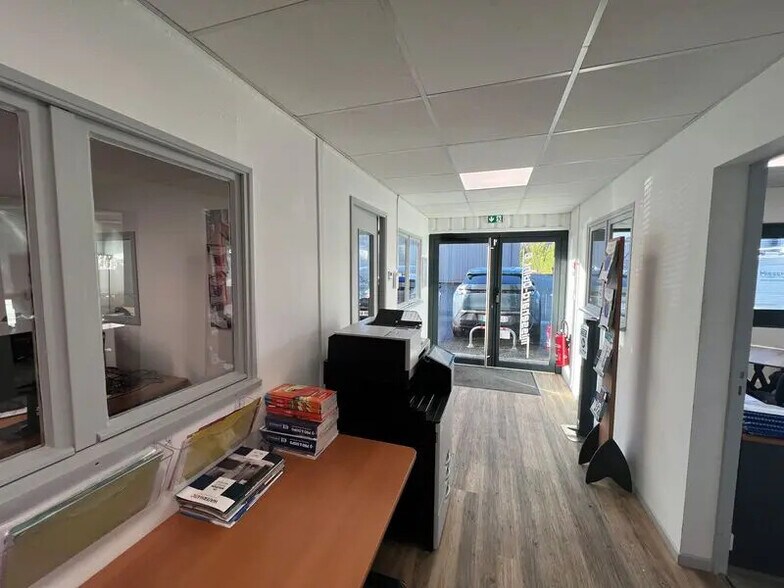 Office in Le Haillan for lease - Interior Photo - Image 3 of 4