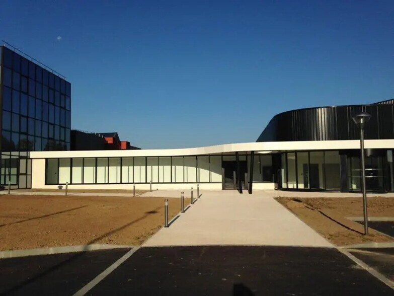 8 Rue Du Maréchal De Lattre De Tassigny, Élancourt à louer - Photo du bâtiment - Image 2 de 8