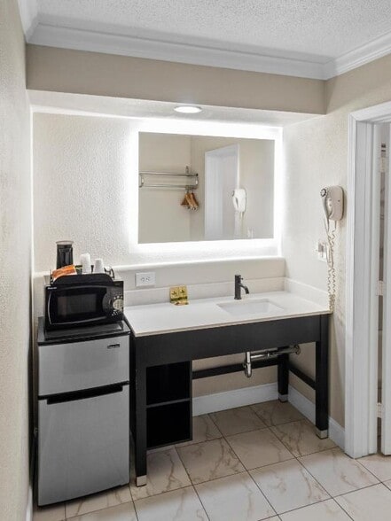 2425 E Merced St, Fresno, CA à louer - Photo du bâtiment - Image 3 de 10