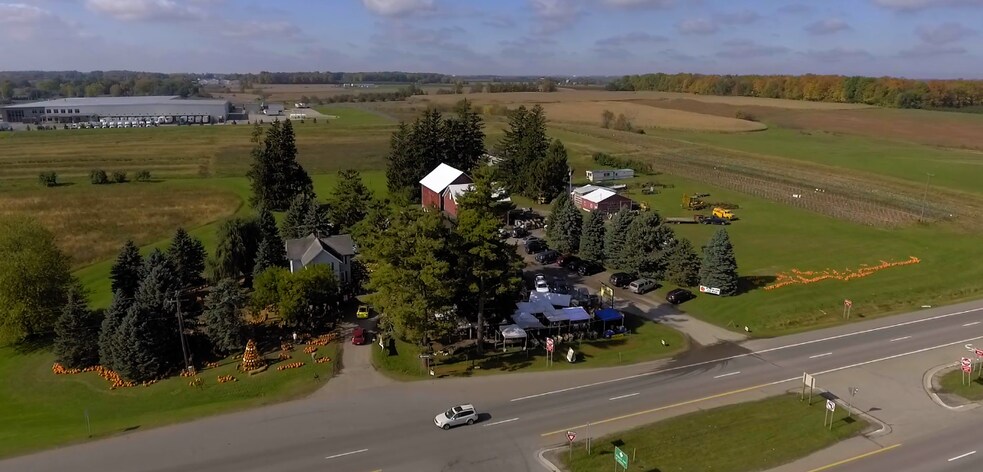 6103 Alpine Ave NW, Comstock Park, MI à vendre - Photo principale - Image 2 de 12