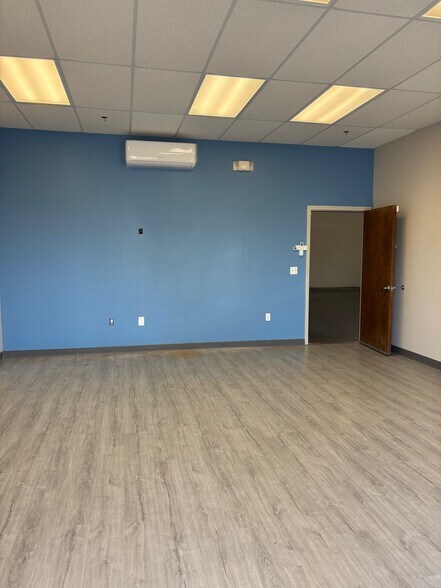 8229 Narcoossee Park Dr, Orlando, FL à louer - Photo du bâtiment - Image 2 de 7