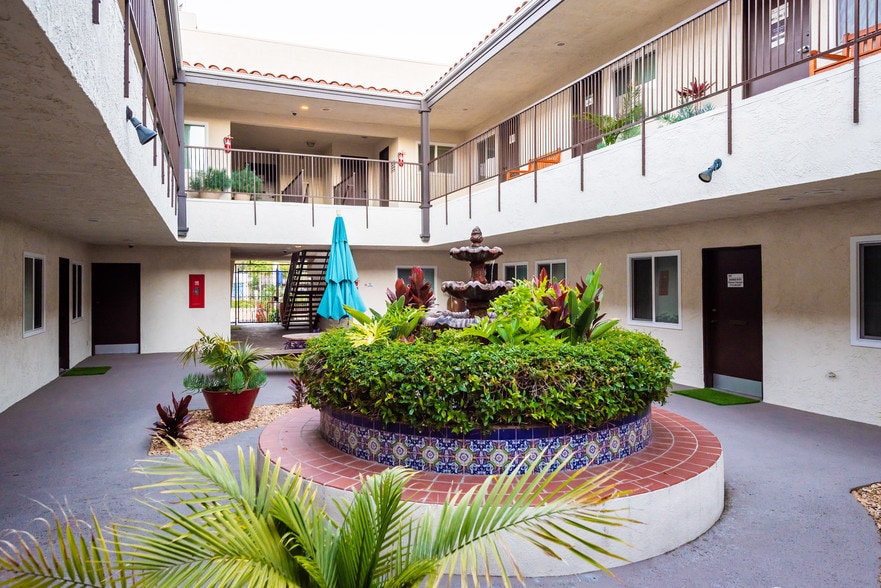 18821 Delaware St, Huntington Beach, CA à louer - Photo du bâtiment - Image 3 de 35