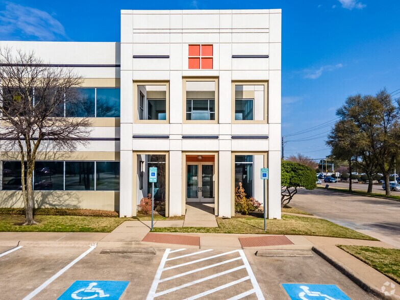 1301 E Arapaho Rd, Richardson, TX à louer - Photo du bâtiment - Image 3 de 5