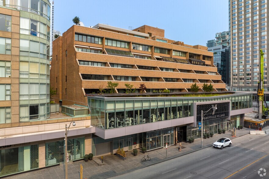 55 Avenue Rd, Toronto, ON à louer - Photo du bâtiment - Image 3 de 13
