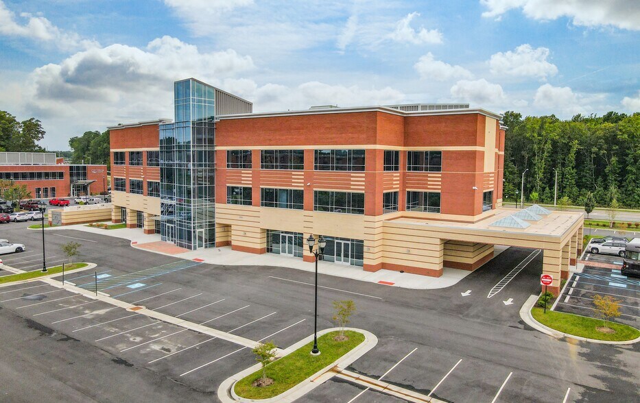 580 City Center Blvd, Newport News, VA à louer - Photo du bâtiment - Image 1 de 10