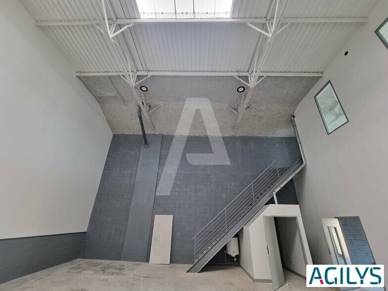 269 Rue Du Maréchal Juin, Vaux-le-Pénil for lease - Interior Photo - Image 1 of 17