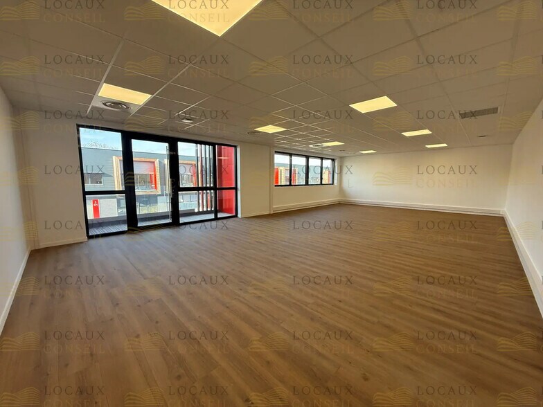 Flex in Éragny for lease - Interior Photo - Image 3 of 8