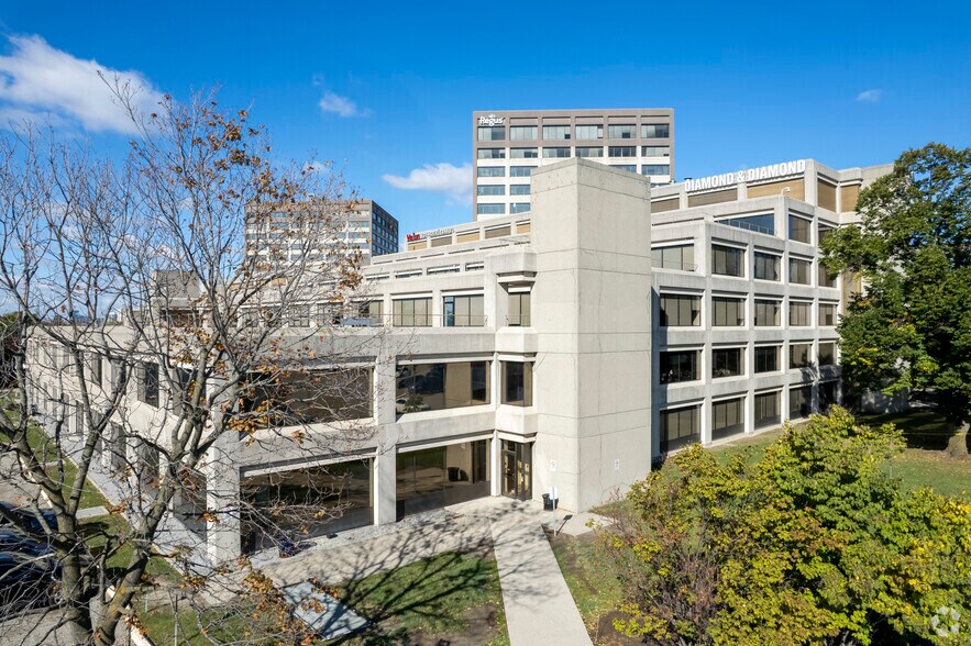 255 Consumers Rd, Toronto, ON à vendre - Photo principale - Image 1 de 1