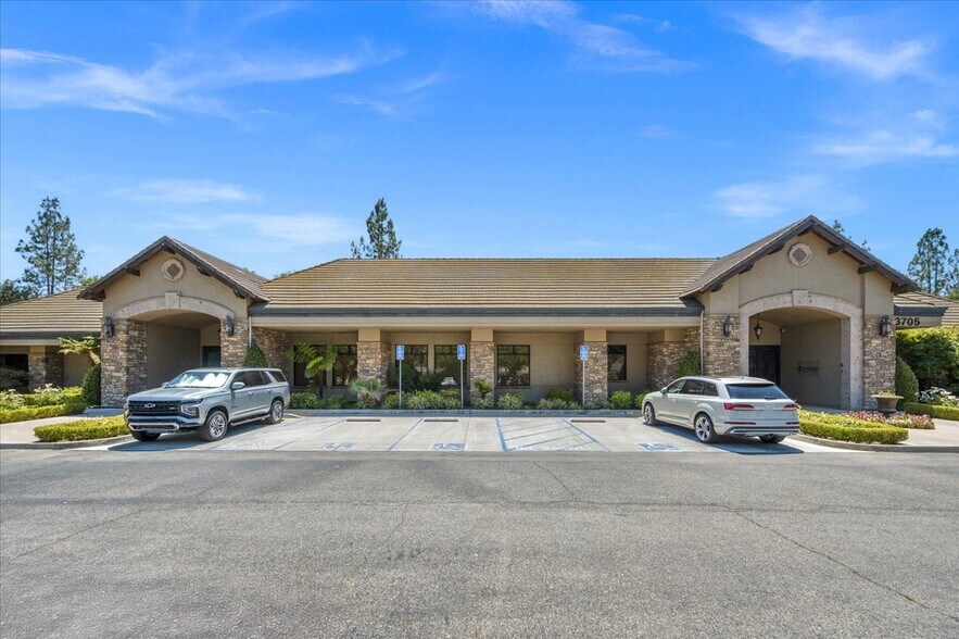 3705 W Beechwood Ave, Fresno, CA for lease - Building Photo - Image 1 of 10