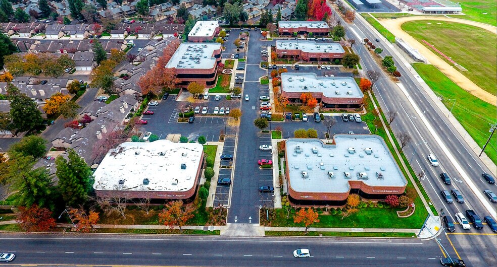 7447 N 1st St, Fresno, CA à vendre - Photo du bâtiment - Image 2 de 2