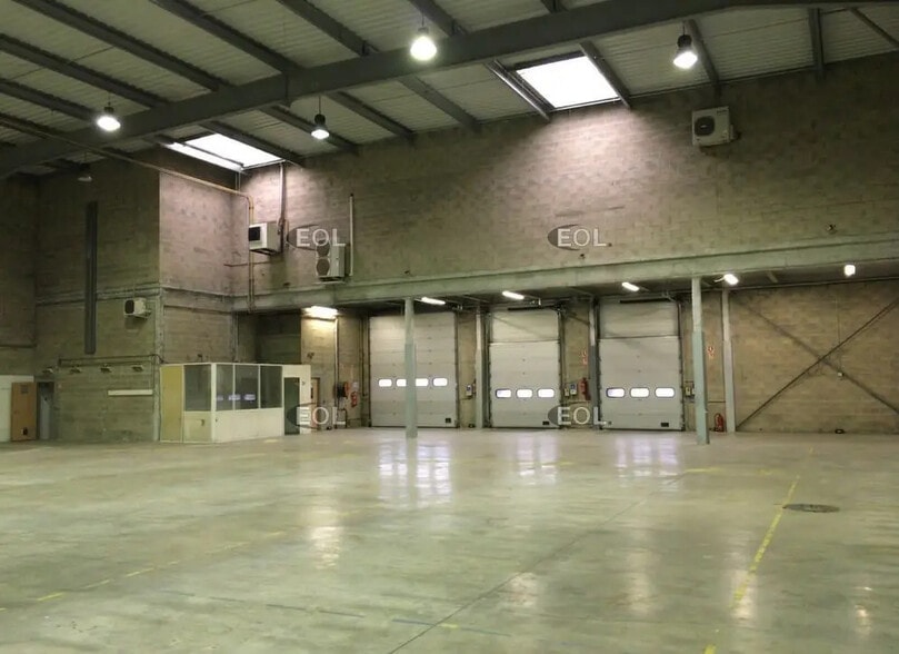 Industrial in Saint-Thibault-des-Vignes for lease - Interior Photo - Image 2 of 3