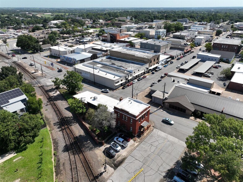 214 S Austin St, Brenham, TX à louer - Photo du bâtiment - Image 2 de 10
