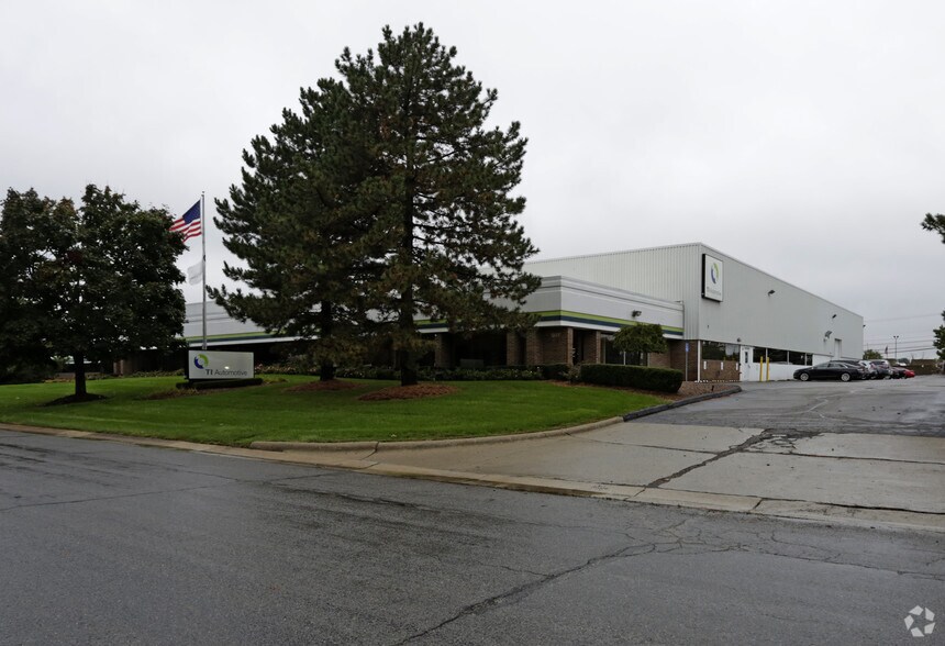 1227 Centre Rd, Auburn Hills, MI for sale - Primary Photo - Image 1 of 5