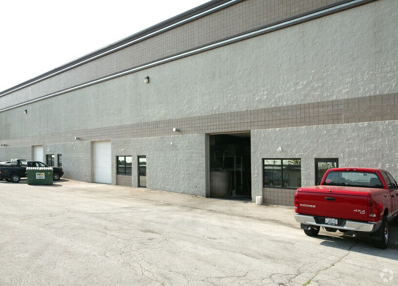 301 Commerce St, Waukesha, WI à louer - Photo du bâtiment - Image 3 de 6