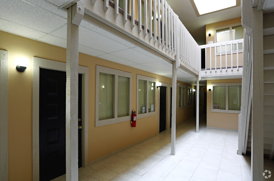 10617 Kettering Dr, Charlotte, NC à louer - Photo du bâtiment - Image 3 de 4