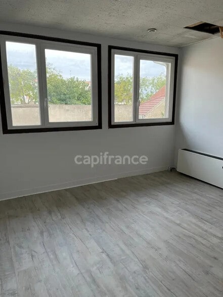 Flex in Champigny-sur-Marne for lease - Interior Photo - Image 2 of 5
