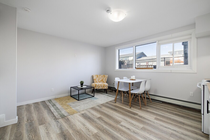 10207 107 Ave NW, Edmonton, AB à vendre - Photo du bâtiment - Image 2 de 9