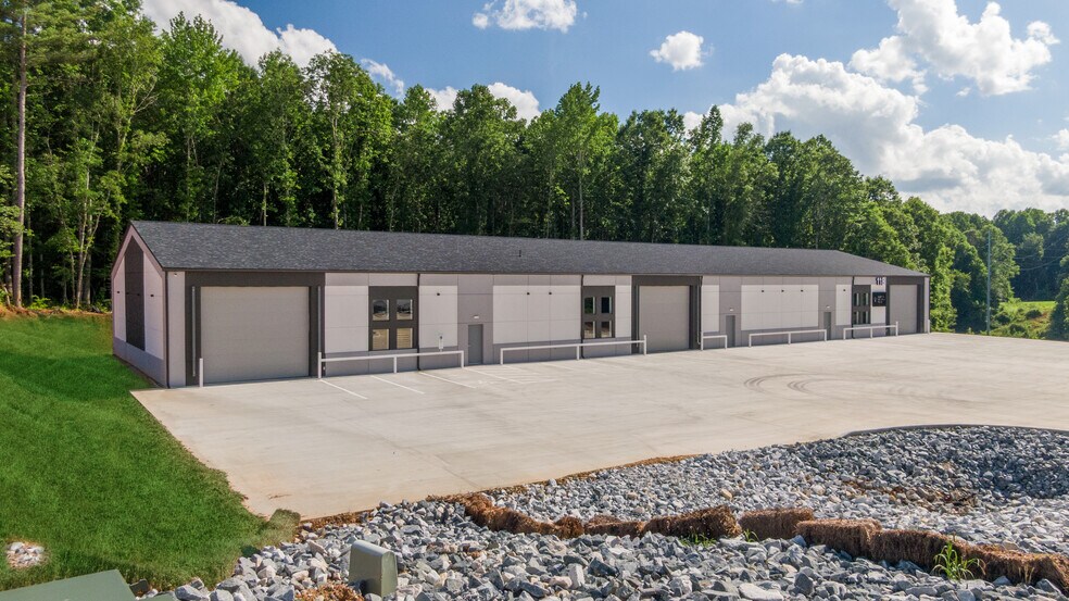 141 Innovation Dr, Statesville, NC à louer - Photo du bâtiment - Image 2 de 8