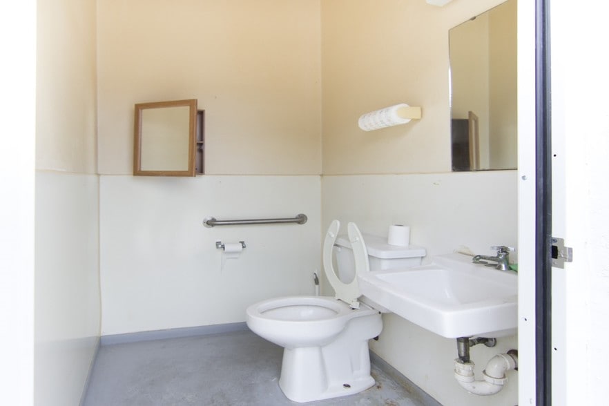 479 Interstate Ct, Sarasota, FL for sale - Interior Photo - Image 3 of 37