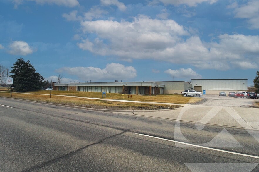 33195 Harper Ave, Saint Clair Shores, MI for sale - Building Photo - Image 2 of 5