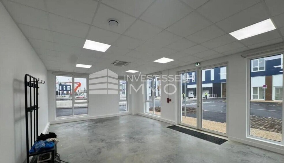 Flex in Moissy-Cramayel for lease - Interior Photo - Image 3 of 11